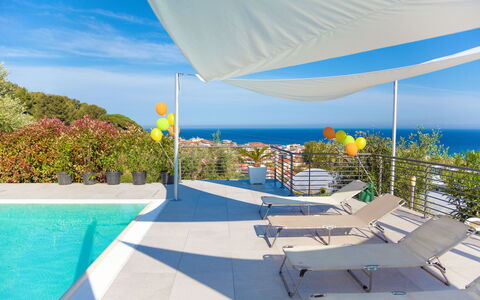 Villa Il Poggiolo - Diano Marina: Eigentum, Himmel, Urlaub, Grundeigentum, Haus, Die Architektur, Gebäude, Schwimmbad, Design, Schatten