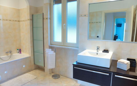 Villa Il Poggiolo - Diano Marina: Badezimmer, Eigentum, Zimmer, Fliese, Fussboden, Interior Design, Badezimmerschrank, Gebäude, Zapfhahn, Wand