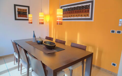 Villa Il Poggiolo - Diano Marina: Zimmer, Eigentum, Möbel, Esszimmer, Tabelle, Interior Design, Gebäude, Haus, Gelb, Grundeigentum