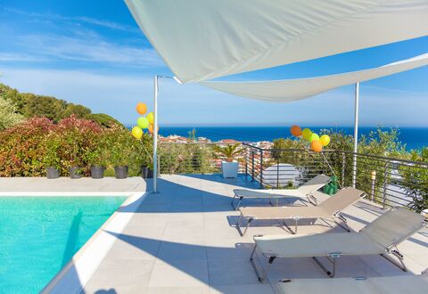 Villa Il Poggiolo - Diano Marina: Eigentum, Himmel, Urlaub, Grundeigentum, Haus, Die Architektur, Gebäude, Schwimmbad, Design, Schatten