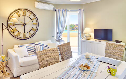 Golfo Aranci Ortensia Apartments: Zimmer, Wohnzimmer, Möbel, Eigentum, Interior Design, Gelb, Tabelle, Zuhause, Wand, Gebäude