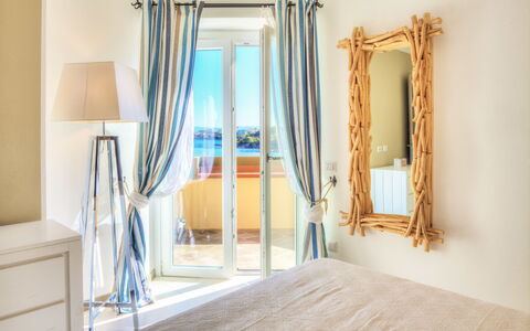 Golfo Aranci Ortensia Apartments: Eigentum, Zimmer, Blau, Interior Design, Fussboden, Gelb, Wand, Möbel, Zuhause, Haus