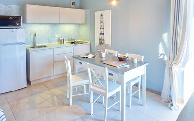Ortensia Blue: Zimmer, Möbel, Eigentum, Blau, Küche, Interior Design, Fussboden, Gebäude, Haus, Tabelle