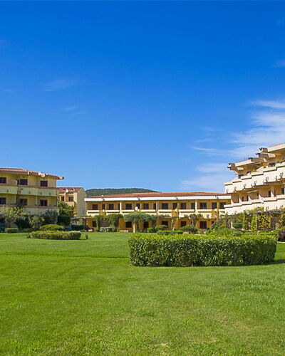 Golfo Aranci Ortensia Apartments: Eigentum, Himmel, Gebäude, Gras, Estate, Die Architektur, \Stadt, Menschliche Siedlung, Grundeigentum, Wohngebiet