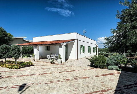 Bianca: Strauch, Wohngebiet, Zuhause, Dach, Ground, Garten, Schatten, Estate, Landscaping