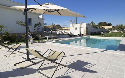 Villa Berbaro: Wasser, Pflanze, Himmel, Gebäude, Azurblau, Schatten, Schwimmbad, Gartenmöbel, Sonnenliege, Haus