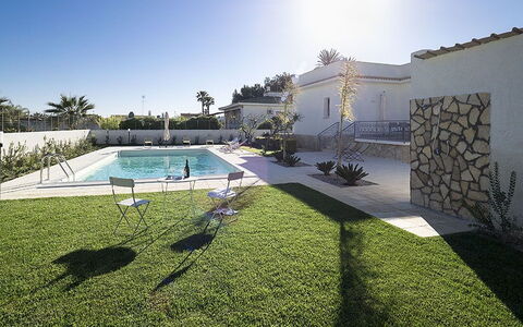 Villa Berbaro: Himmel, Wasser, Daytime, Eigentum, Pflanze, Schwimmbad, Schatten, Freizeit, Urban Design, Baum