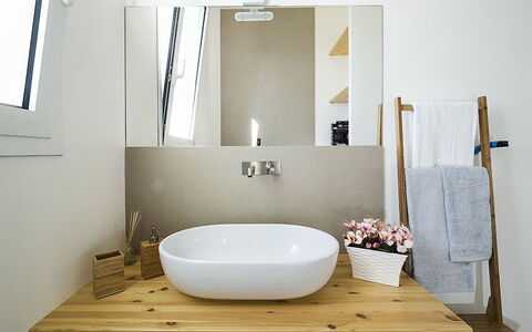 Villa Berbaro: Zapfhahn, Spiegel, Armatur, Bad Sink, Badezimmerschrank, Sinken, Badezimmer, Holz, Komfort, Lila