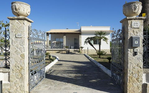Villa Berbaro: Himmel, Eigentum, Daytime, Pflanze, Gebäude, Azurblau, Die Architektur, Fenster, Strassenbelag, Tür