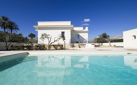 Villa Berbaro: Wasser, Himmel, Eigentum, Azurblau, Schwimmbad, Baum, Gebäude, Wolke, Grundeigentum, Freizeit