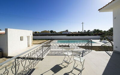Villa Berbaro: Himmel, Gebäude, Schatten, Schwimmbad, Wasser, Urban Design, Gartenmöbel, Wohngebiet, Freizeit, Fassade