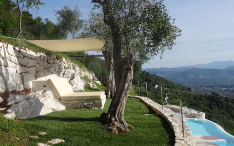 Casa Farfalla: Gebirge, Landscaping, Grat, Schwimmbad, Sonnenliege, Gartenmöbel