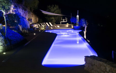Casa Farfalla: Blau, Schwimmbad, Nacht, Resort, Landschaft Beleuchtung, Water Feature, Eco Hotel, Hotel, Ferienort, Landscaping