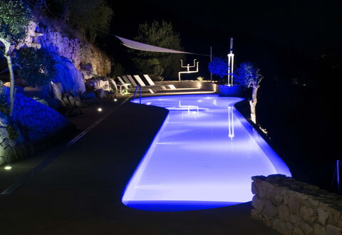 Casa Farfalla: Blau, Schwimmbad, Nacht, Resort, Landschaft Beleuchtung, Water Feature, Eco Hotel, Hotel, Ferienort, Landscaping