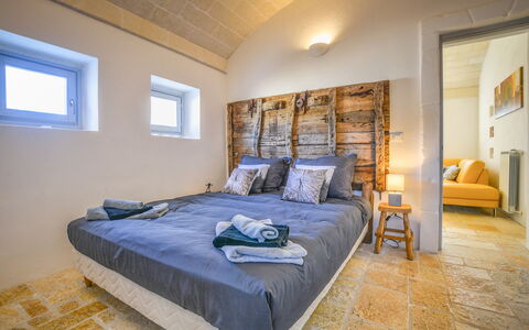Villa Cristina: Schlafzimmer, Bett, Möbel, Eigentum, Zimmer, Bettdecke, Bettrahmen, Interior Design, Fussboden, Wand