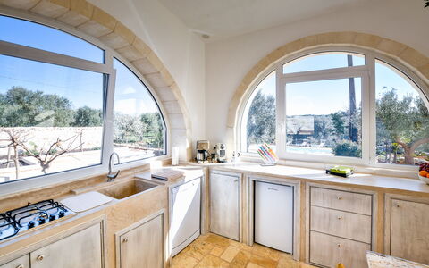 Villa Cristina: Eigentum, Zimmer, Gebäude, Küche, Die Architektur, Grundeigentum, Countertop, Haus, Möbel, Interior Design