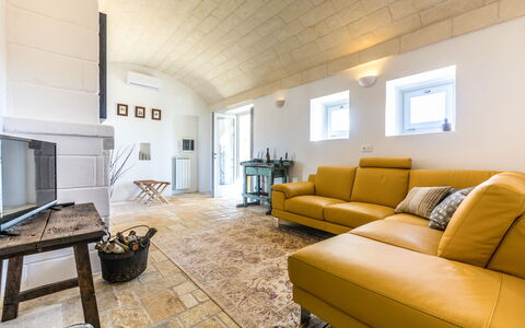 Villa Cristina: Zimmer, Eigentum, Wohnzimmer, Interior Design, Möbel, Gelb, Gebäude, Grundeigentum, Haus, Fussboden