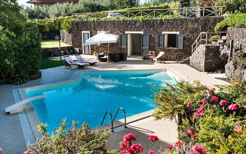 Eden Retreat: Wasser, Blume, Pflanze, Eigentum, Schwimmbad, Azurblau, Gebäude, Baum, Stuhl, Gartenmöbel