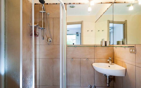 Eden Retreat: Spiegel, Armatur, Zapfhahn, Sinken, Eigentum, Duschkopf, Gebäude, Bad Sink, Duschtür, Badezimmer