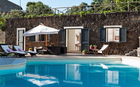 Eden Retreat: Wasser, Eigentum, Möbel, Schwimmbad, Gebäude, Stuhl, Azurblau, Pflanze, Gartenmöbel, Schatten