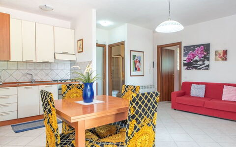 Residence Villa Smeralda: Möbel, Interior Design, Flooring, Fussboden, Holz, Zimmer, Decke, Tabelle, Stuhl, Esszimmer