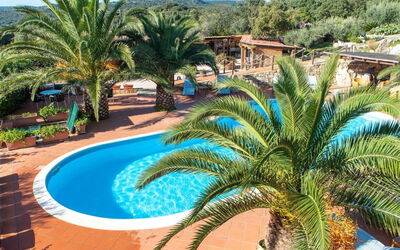 Residence Villa Smeralda: Wasser, Pflanze, Eigentum, Baum, Himmel, Azurblau, Schwimmbad, Arecales, Vegetation, Freizeit