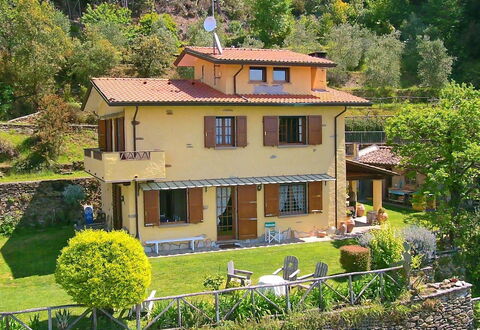 Villa La Collinetta: Pflanze, Fenster, Eigentum, Gebäude, Grün, Baum, Haus, Gelb, Vegetation, Hütte