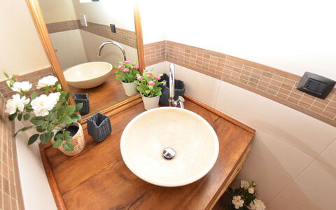 Al Colle Di Lari: Sinken, Bad Sink, Badezimmer, Eigentum, Zimmer, Interior Design, Countertop, Armatur, Zapfhahn, Hartholz