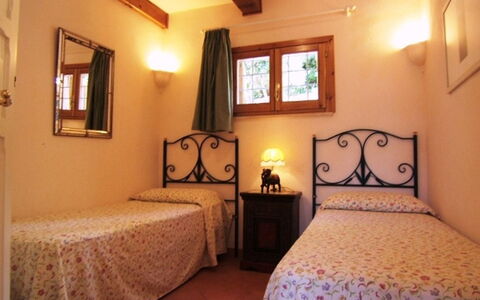 Raggio Di Sole Sull'argentario: Schlafzimmer, Bett, Zimmer, Möbel, Bettdecke, Eigentum, Bettrahmen, Bedding, Interior Design, Gebäude