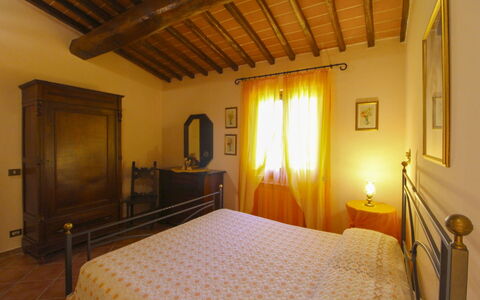 Villa le Balze: Möbel, Wand, Interior Design, Bett, Holz, Schlafzimmer, Flooring, Fussboden, Decke, Zimmer