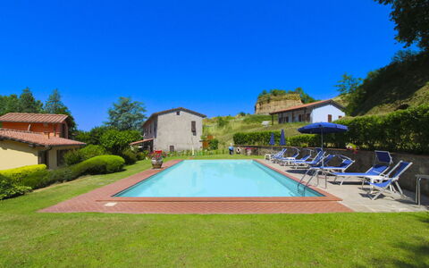 Villa le Balze: Schwimmbad, Menschliche Siedlung, Hütte, Estate, Bauernhaus, Hazienda, Eco Hotel, Resort, Dorf, Villa