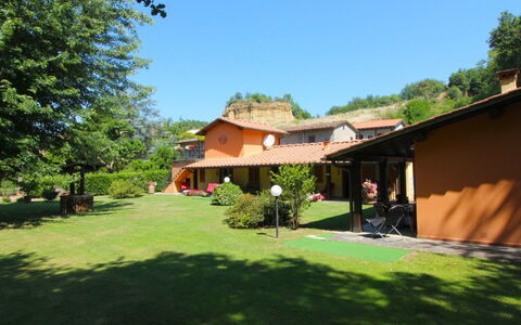 Villa le Balze: Pflanze, Gebäude, Himmel, Fenster, Baum, Haus, Schatten, Gras, Grundstueck, Hütte