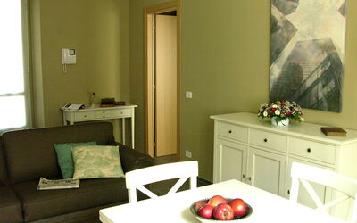 Santa Giulia Bilocale Suites: Zimmer, Möbel, Eigentum, Interior Design, Wohnzimmer, Wand, Tabelle, Gebäude, Haus, Fussboden