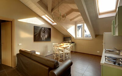 Santa Giulia Trilocale: Zimmer, Interior Design, Eigentum, Decke, Gebäude, Möbel, Fussboden, Daylighting, Wohnzimmer, Beleuchtung