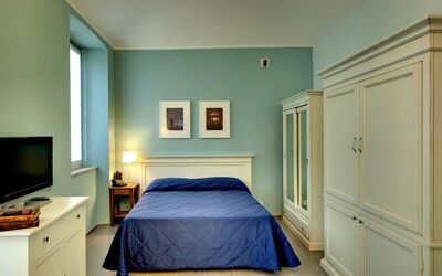 Santa Giulia Studio: Schlafzimmer, Zimmer, Bett, Möbel, Bettdecke, Eigentum, Blau, Wand, Fussboden, Bedding