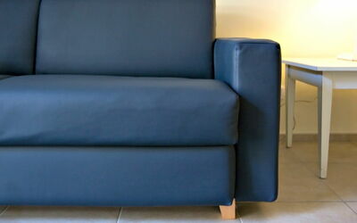 Santa Giulia Bilocale Executive: Möbel, Couch, Blau, Schlafsofa, Studio Couch, Stuhl, Zimmer, Fussboden, Interior Design, Wohnzimmer