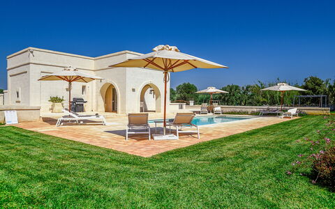 Il Casalino - Corte dei Messapi: Himmel, Pflanze, Gebäude, Schatten, Gartenmöbel, Grundstueck, Haus, Rechteck, Freizeit, Gras