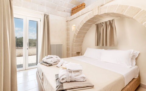 Il Casalino - Corte dei Messapi: Möbel, Eigentum, Gebäude, Komfort, Textil, Holz, Interior Design, Bettrahmen, Fussboden, Bett