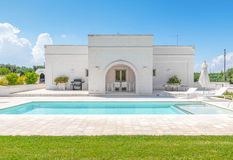 Il Casalino - Corte Dei Messapi: Himmel, Pflanze, Wasser, Eigentum, Wolke, Azurblau, Rechteck, Gras, Schwimmbad, Gebäude