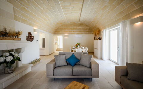 La Residenza - Corte dei Messapi: Möbel, Couch, Pflanze, Eigentum, Gebäude, Komfort, Bilderrahmen, Wohnzimmer, Zimmerpflanze, Interior Design