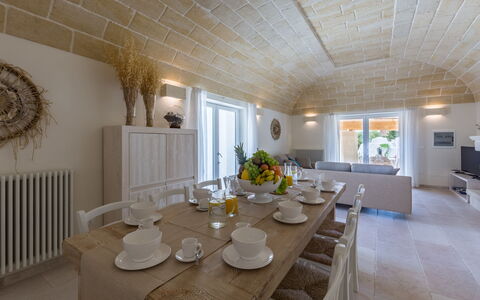 La Residenza - Corte dei Messapi: Eigentum, Zimmer, Interior Design, Gebäude, Decke, Esszimmer, Möbel, Grundeigentum, Tabelle, Haus