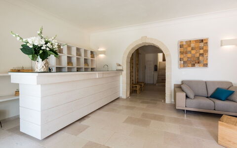 La Residenza - Corte dei Messapi: Eigentum, Zimmer, Fussboden, Fliese, Interior Design, Möbel, Gebäude, Wand, Flooring, Grundeigentum