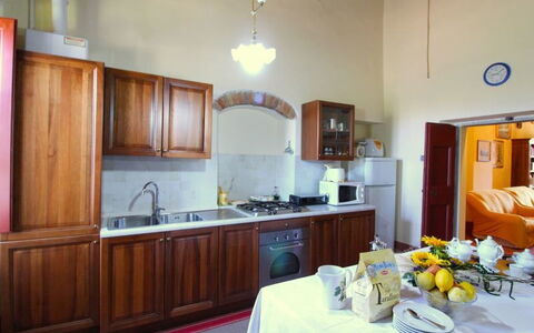 Galleria di Brolio: Zimmer, Countertop, Eigentum, Küche, Möbel, Cabinetry, Gebäude, Interior Design, Haus, Grundeigentum