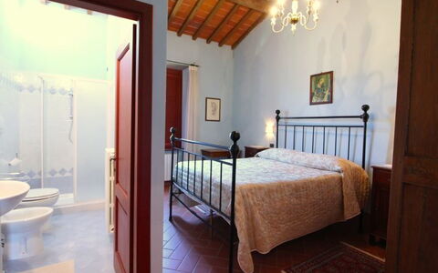 Galleria di Brolio: Schlafzimmer, Bett, Zimmer, Eigentum, Möbel, Bettrahmen, Gebäude, Bettdecke, Haus, Interior Design