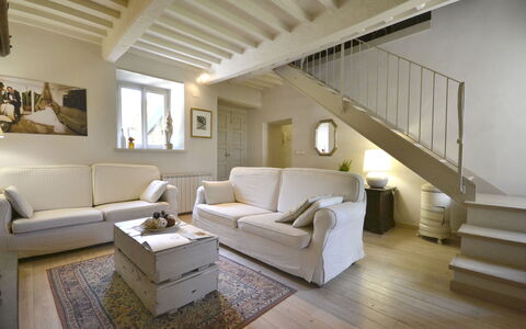 Villa Magnolia: Wohnzimmer, Zimmer, Interior Design, Möbel, Eigentum, Fussboden, Gebäude, Holzboden, Decke, Haus