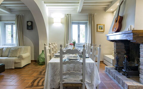 Villa Magnolia: Zimmer, Eigentum, Gebäude, Interior Design, Möbel, Wohnzimmer, Fussboden, Decke, Esszimmer, Tabelle