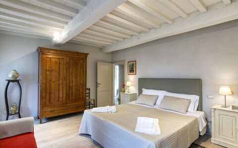 Villa Magnolia: Schlafzimmer, Zimmer, Möbel, Eigentum, Bett, Decke, Interior Design, Gebäude, Bettdecke, Bettrahmen