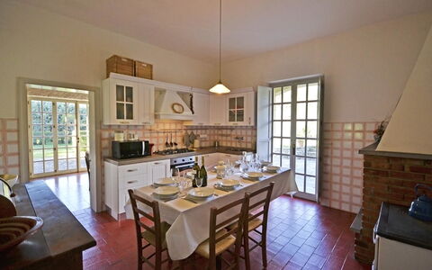 Villa Mimosa: Eigentum, Zimmer, Gebäude, Möbel, Interior Design, Fussboden, Decke, Haus, Küche, Grundeigentum