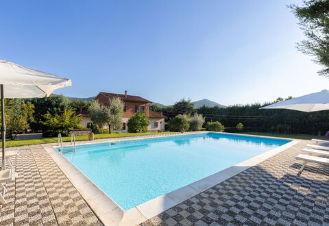 Villa Mimosa: Wasser, Himmel, Gebäude, Schwimmbad, Pflanze, Azurblau, Rechteck, Die Architektur, Schatten, Gewässer