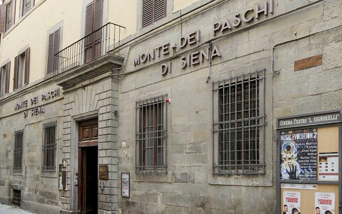 Main entrance and outdoor view